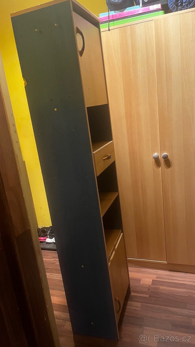 Úzka dřevěná skříňka se zásuvkou a policemi. - 6