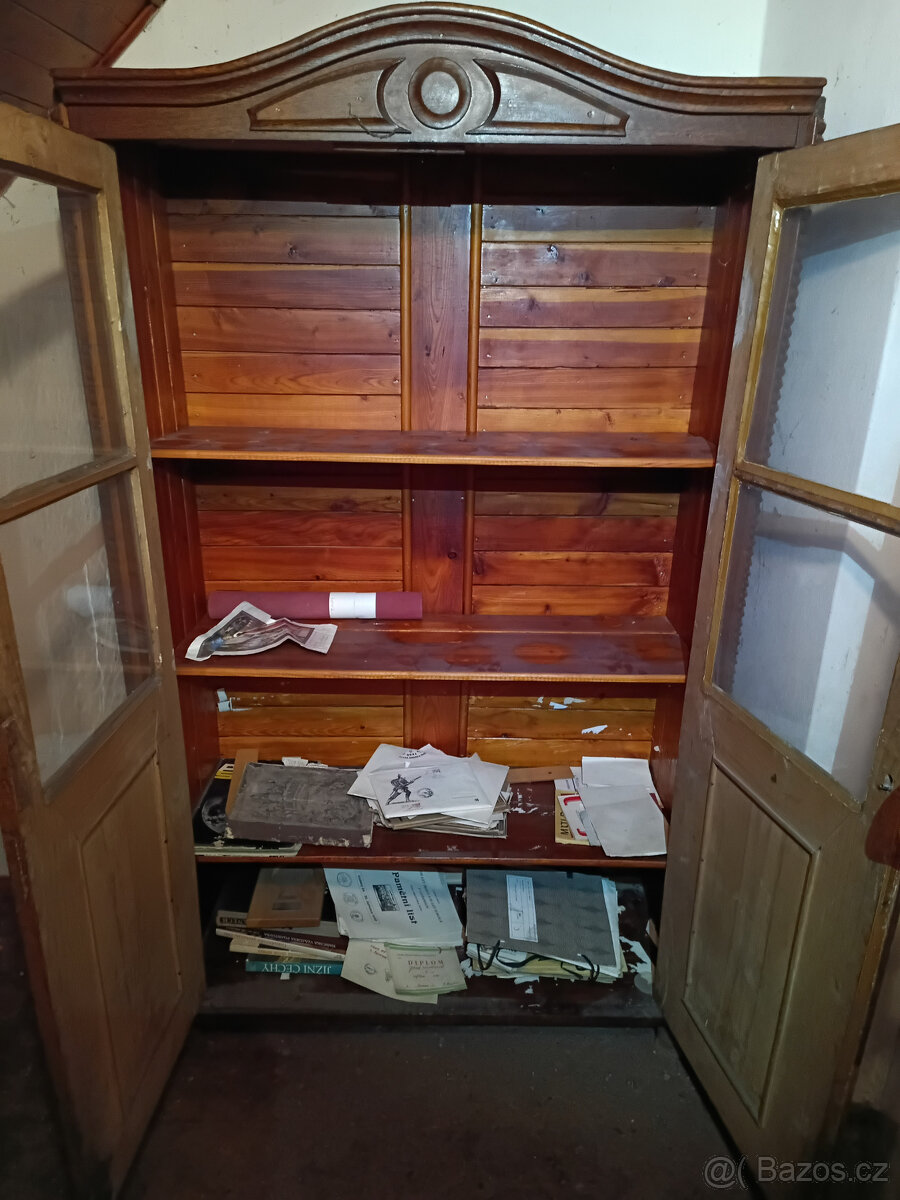 Starožitná skříň prosklená zdobená - 6