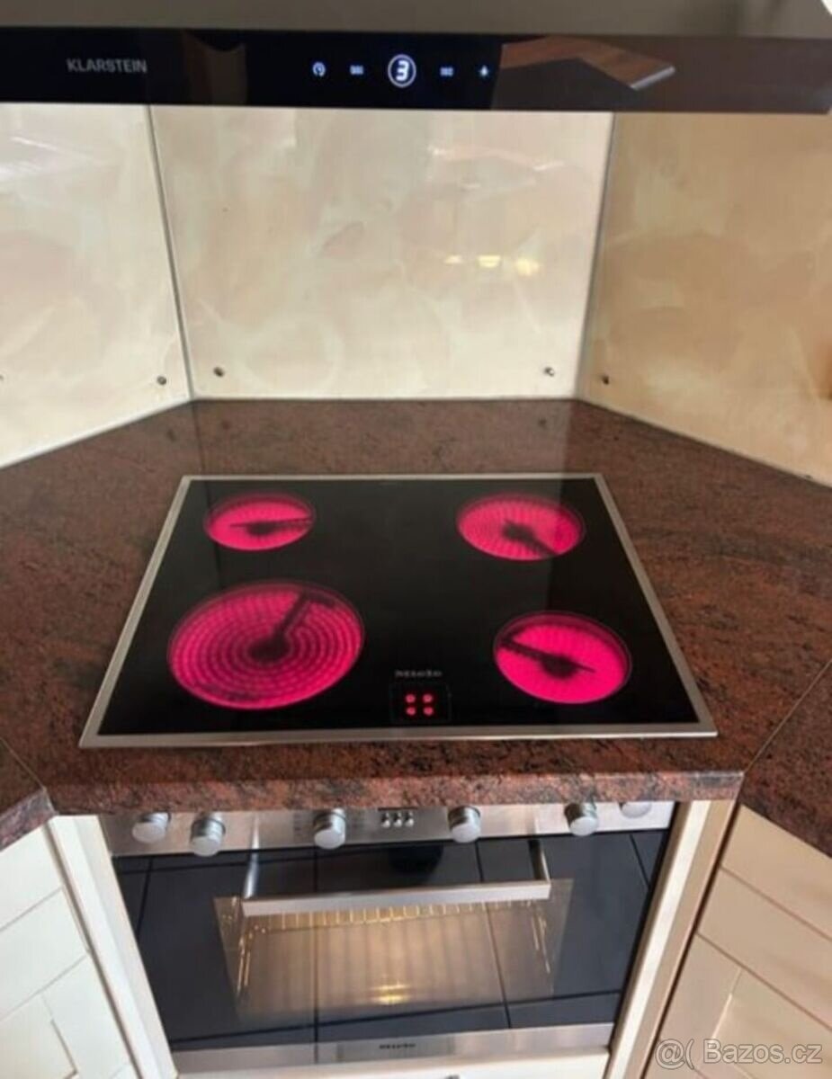 Prostorná venkovská kuchyně s vestavěnými spotřebiči,5594 - 6