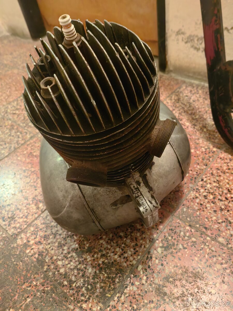 Jawa perak zbrojovka rám a motor - 6