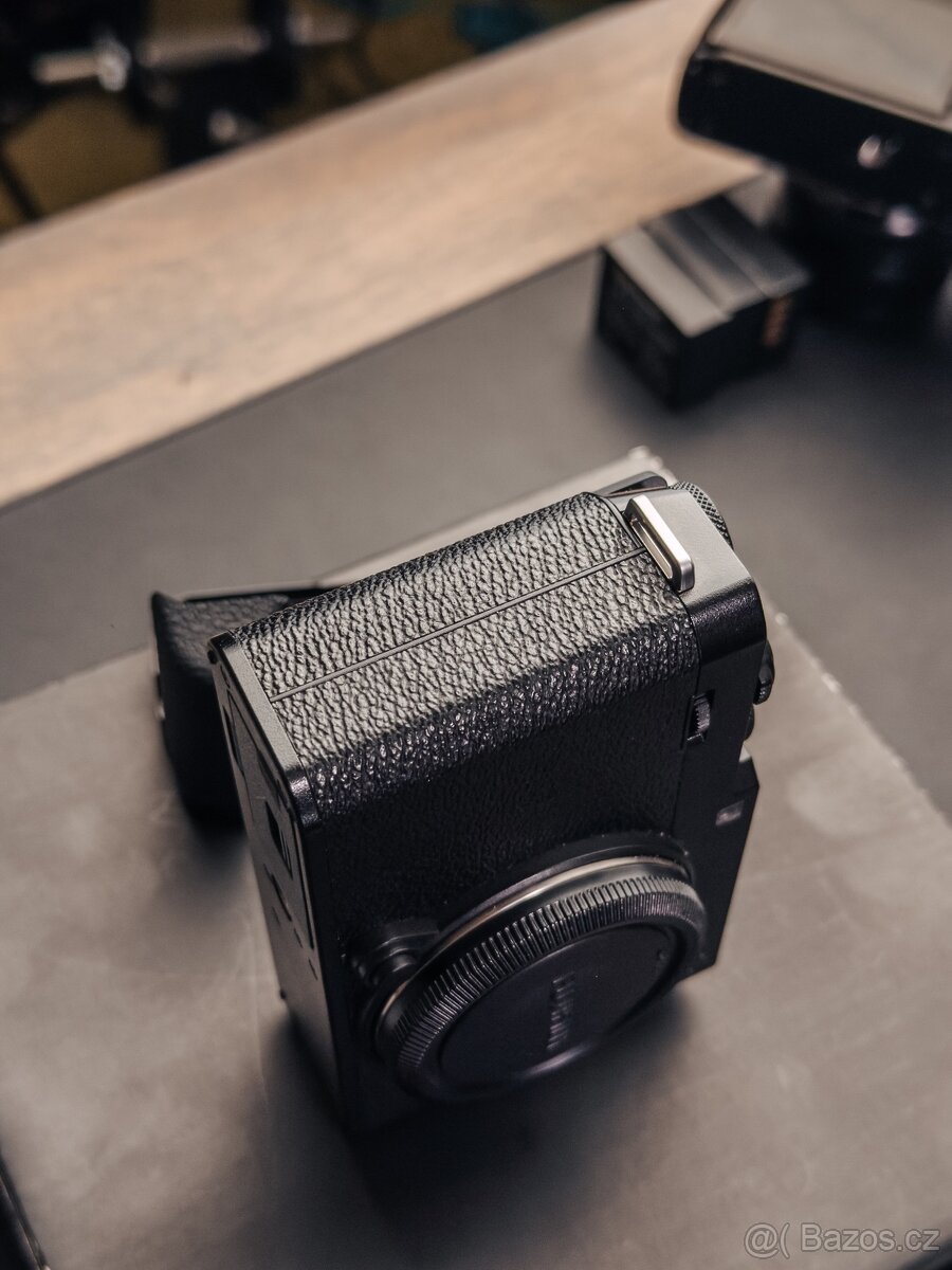 Fujifilm X-E4 - Top stav - 6