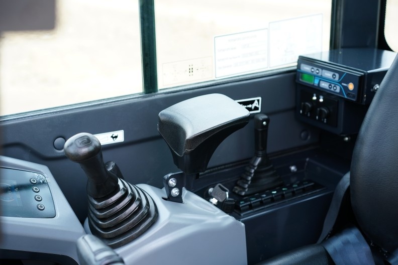 Minibager YUCHAI U27 Premium 2740 kg - 6