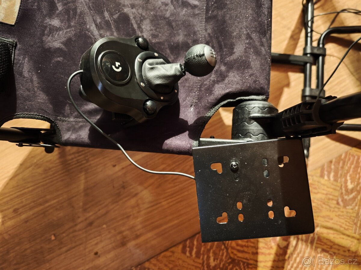 Závodní kokpit + volant, pedály, řadící páka - 6