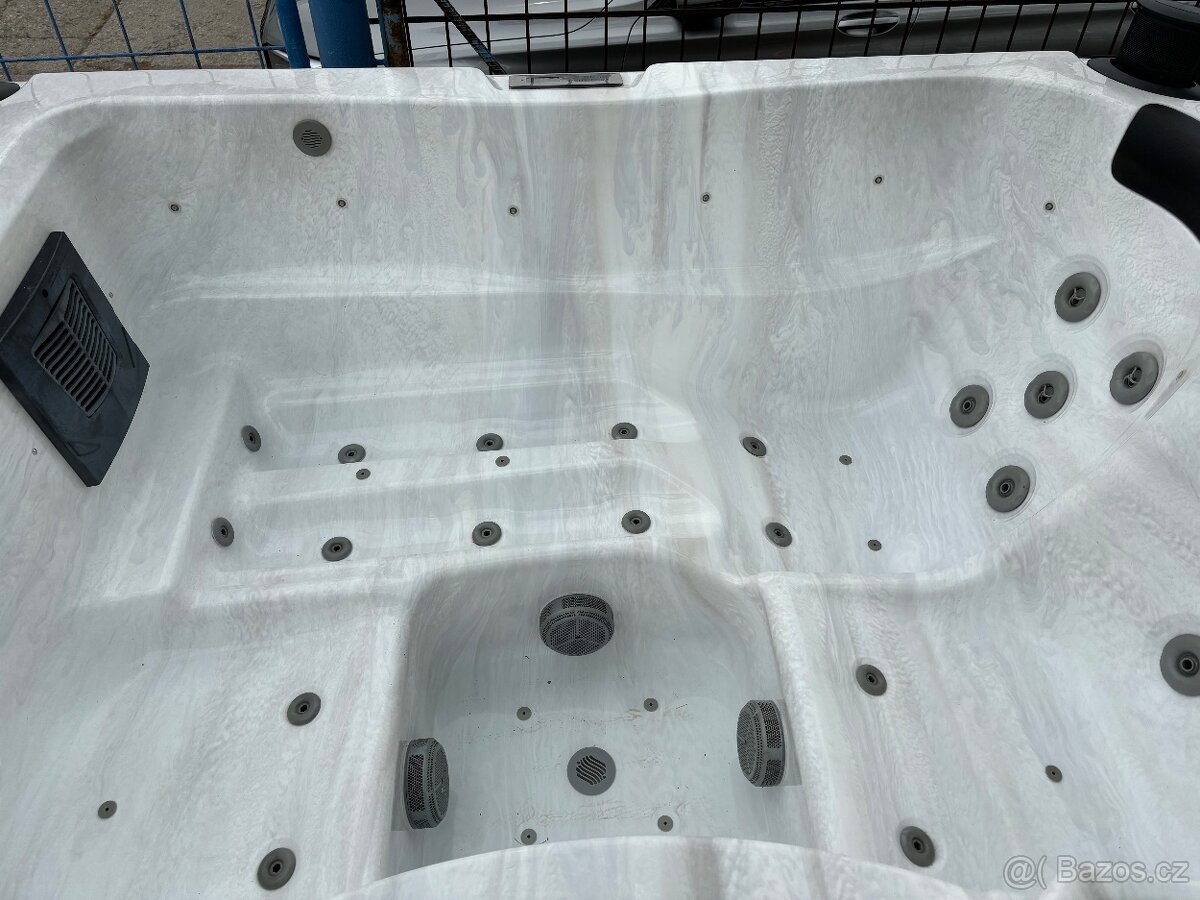 USA vířivka pro 3 osoby..Stereo 2xmasažní motor - 6