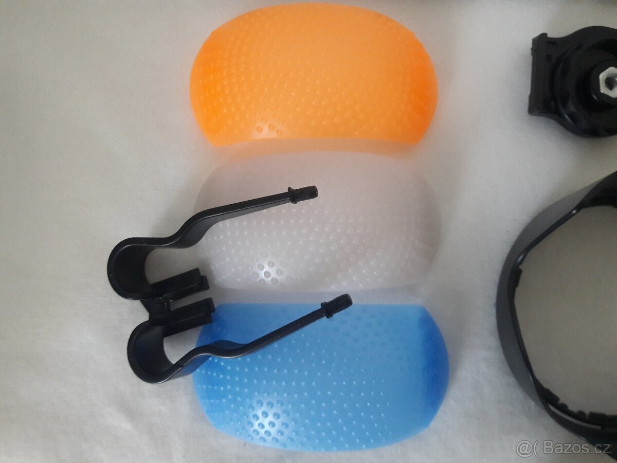 Krytka objektivu, popruh, clona, difuzer, očnice.. - 6