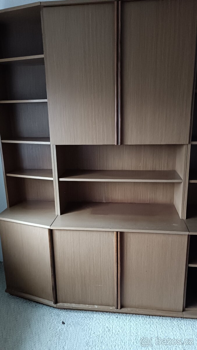 Prostorná obývací stěna v dekoru dřeva – retro/klasika - 6