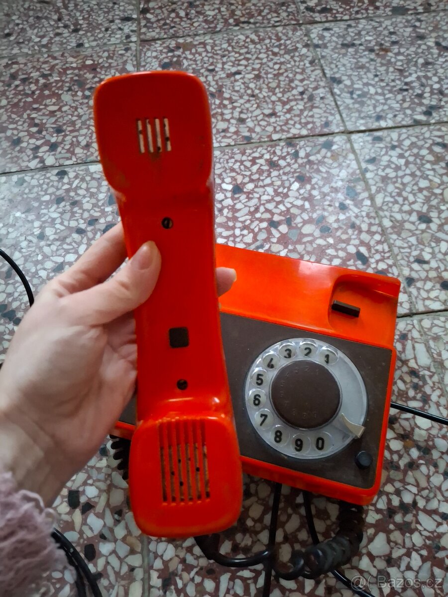 Staré telefony, červený, oranžový, černý - 6