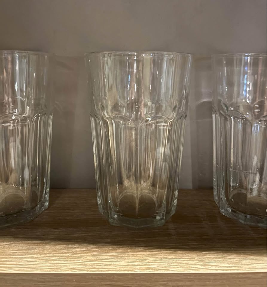 Sklenice a jiné sklo z restaurace - 6
