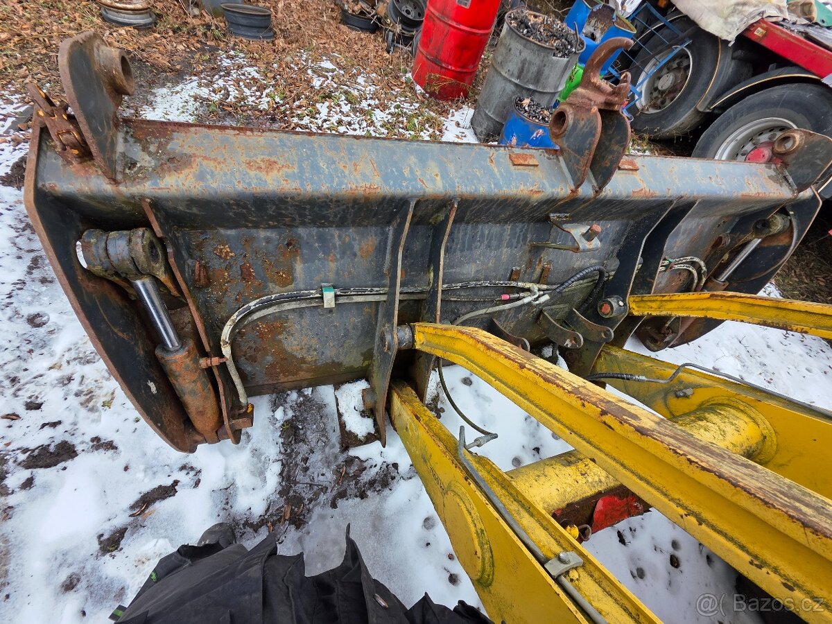 Dily z traktorbagru Komatsu wb 97 - 6