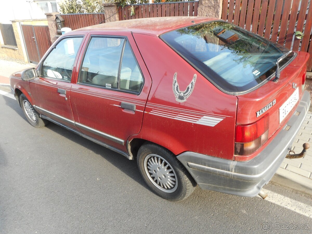 Renault 19 I tmavě červená barva - 6