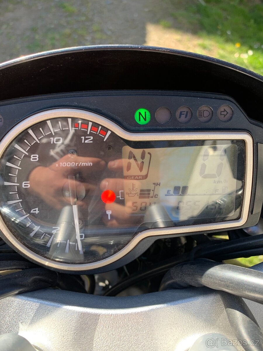 Suzuki GSR 750 - 6