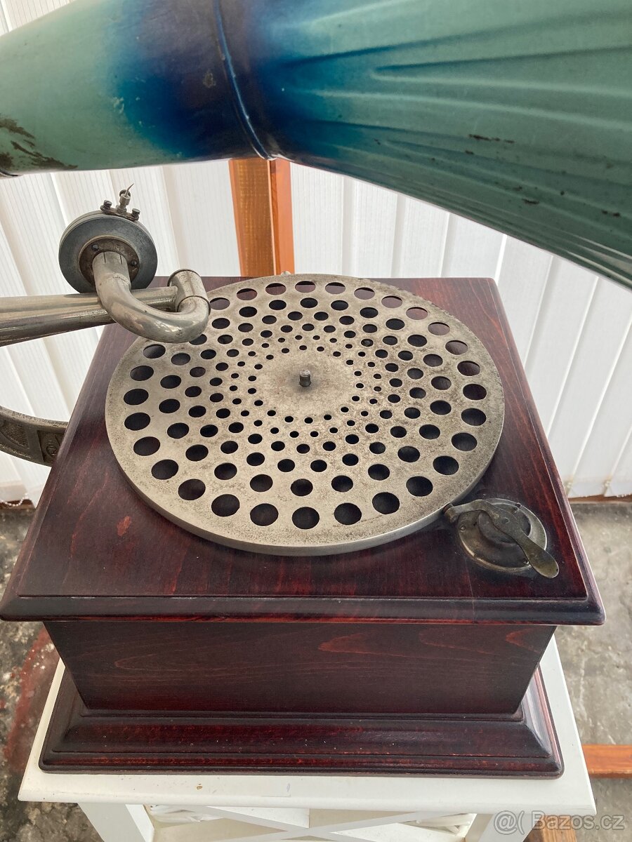 Starožitný gramofon na kliku s troubou - 6
