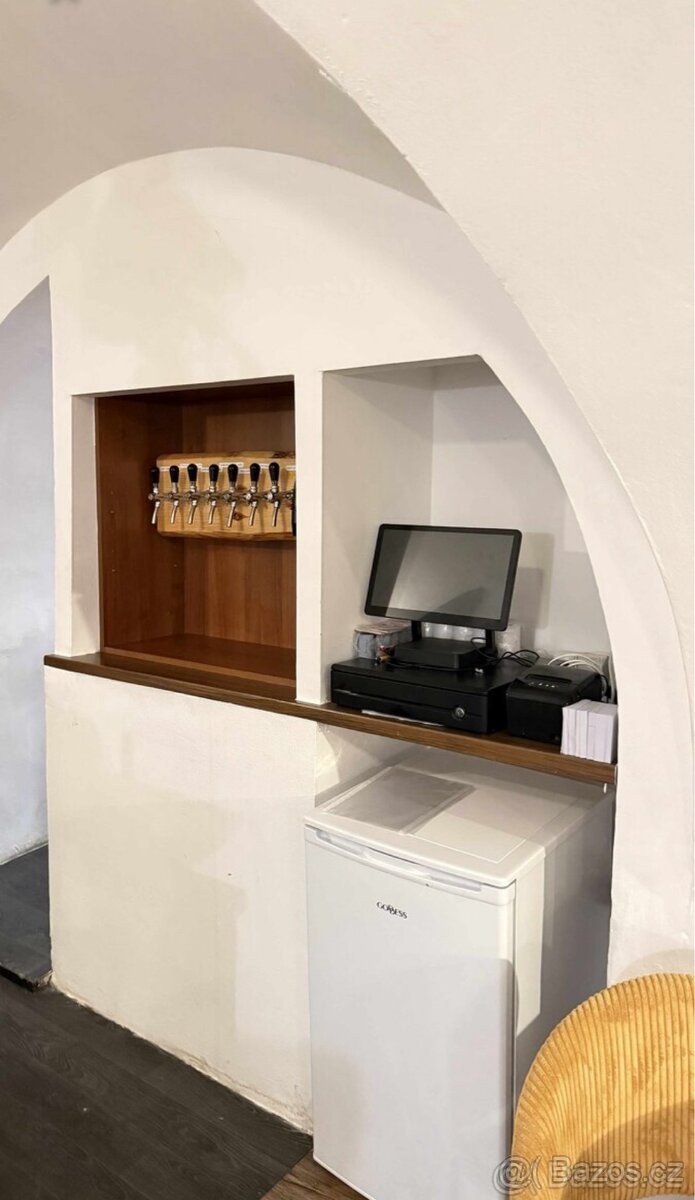 Srdce Hradce volá Přenechání stylové vinárny / baru - 6