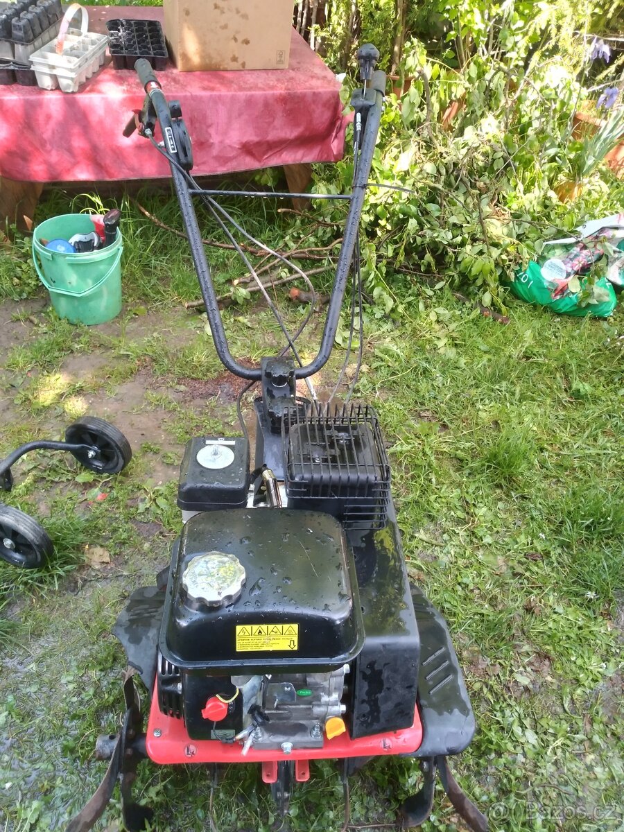 Kultivator Hecht 795 na srovnání pozemku. - 6