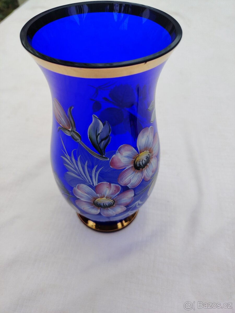 Modrá skleněná váza s bílo-béžovými květy - 6