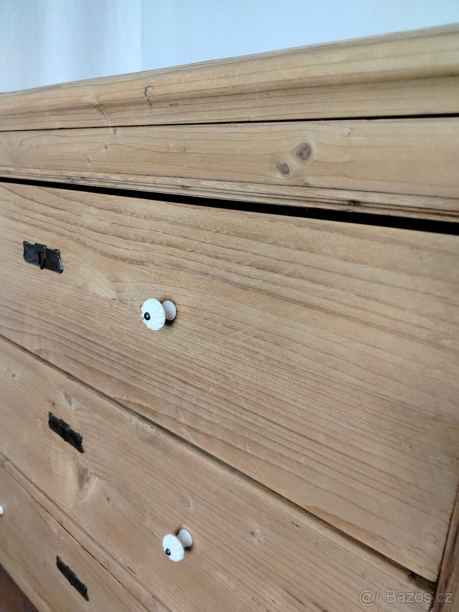 Starožitná šuplíková komoda - 6