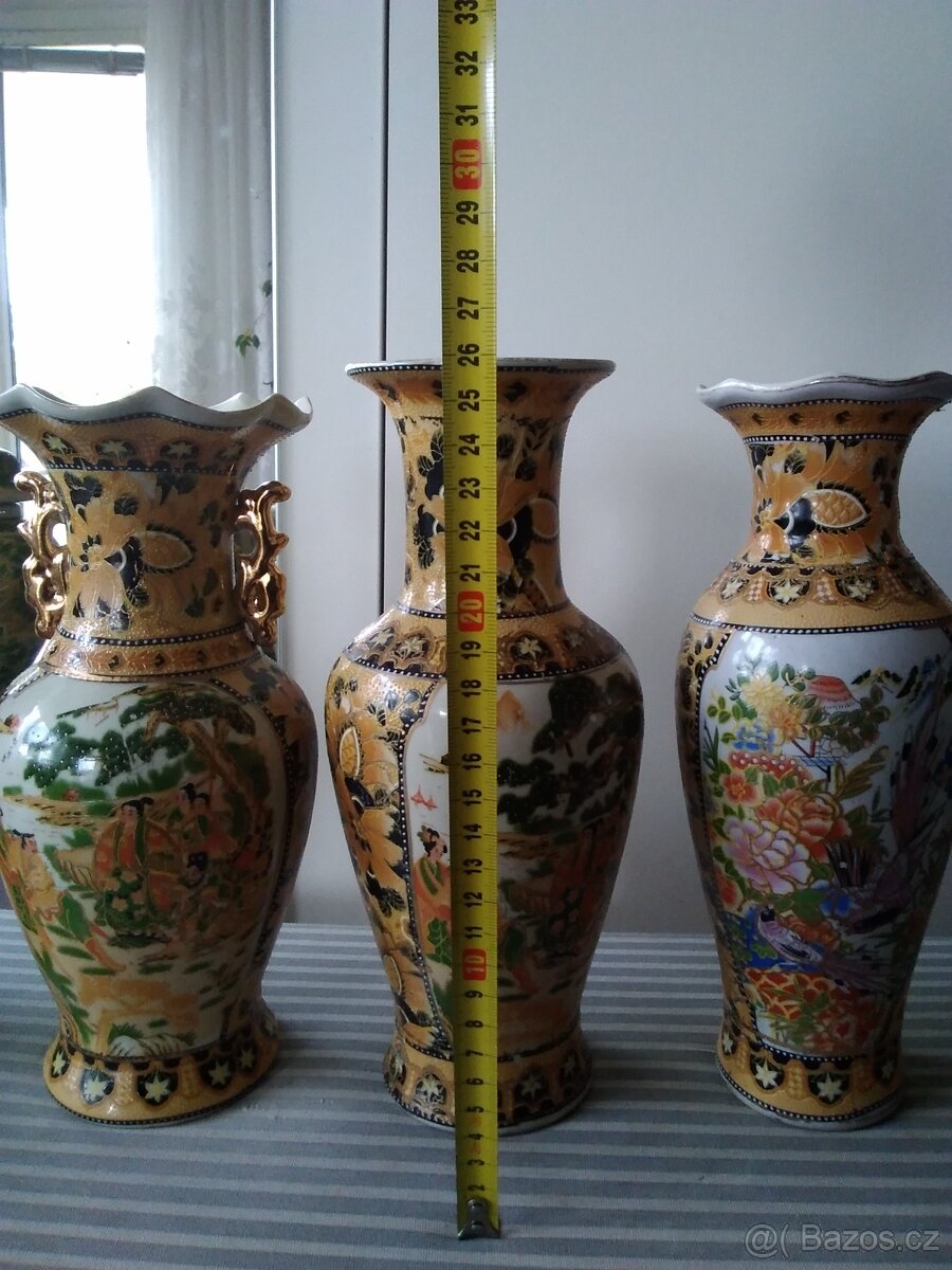 Dekorativní keramika, vázy a různé zdobené nádoby. - 6