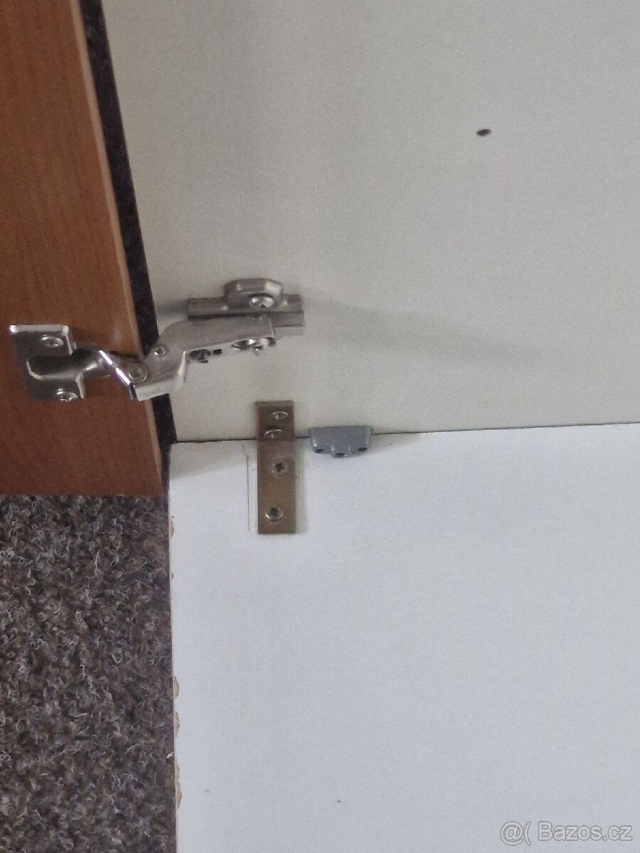 Dřevěná skříň - 6