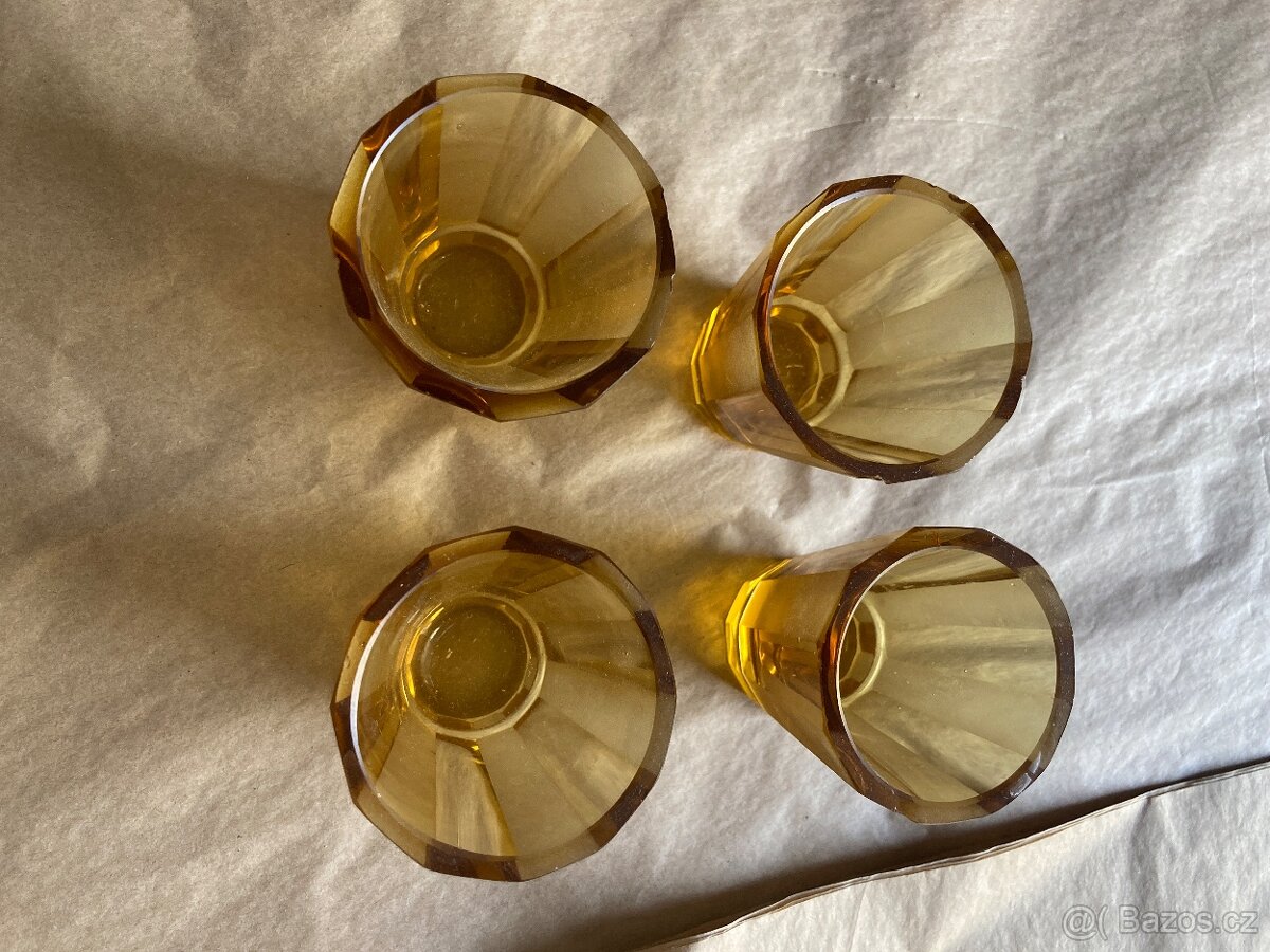 Stará broušená “medová” karafa, 4sklenice - 6