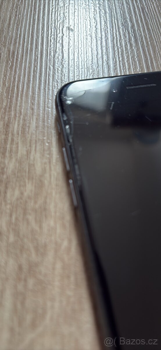 Poškozený iPhone 8 - 6