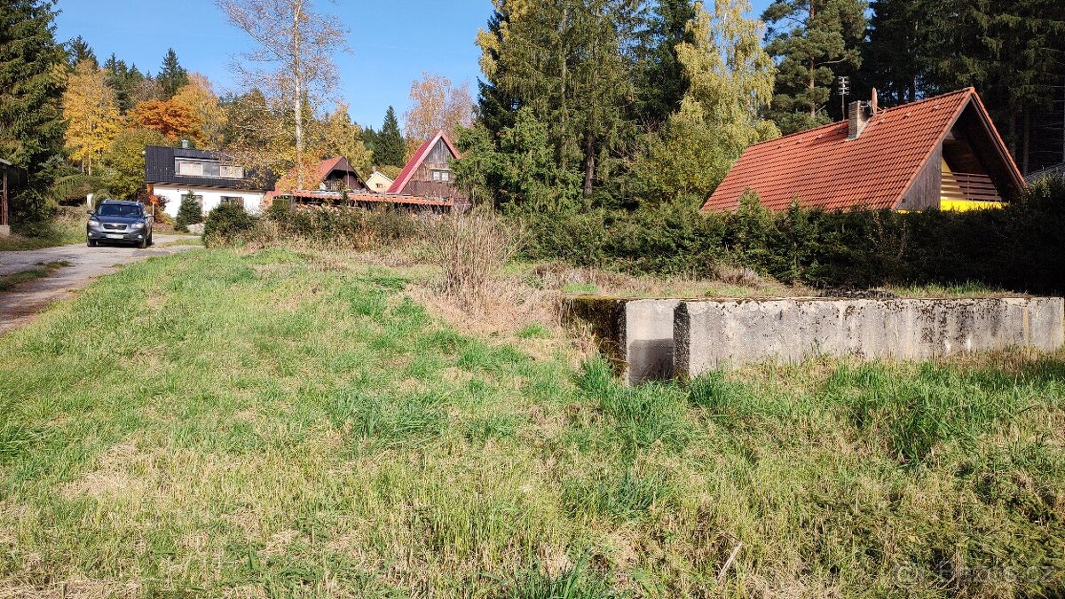 Prodej stavebního pozemku 900 m² s výhledem na jezero - 6