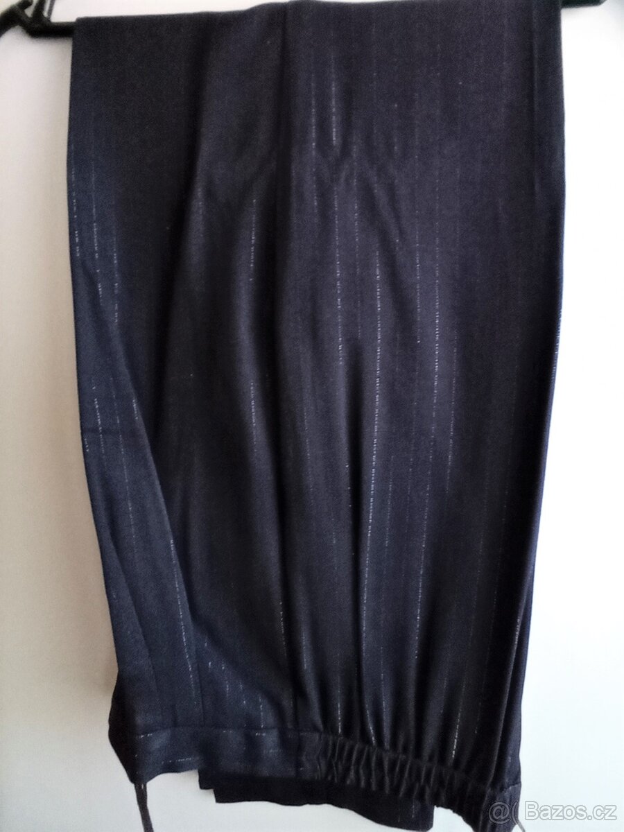 Společenský kalhotový modrý kostým se stříbrnou nitkou - 6