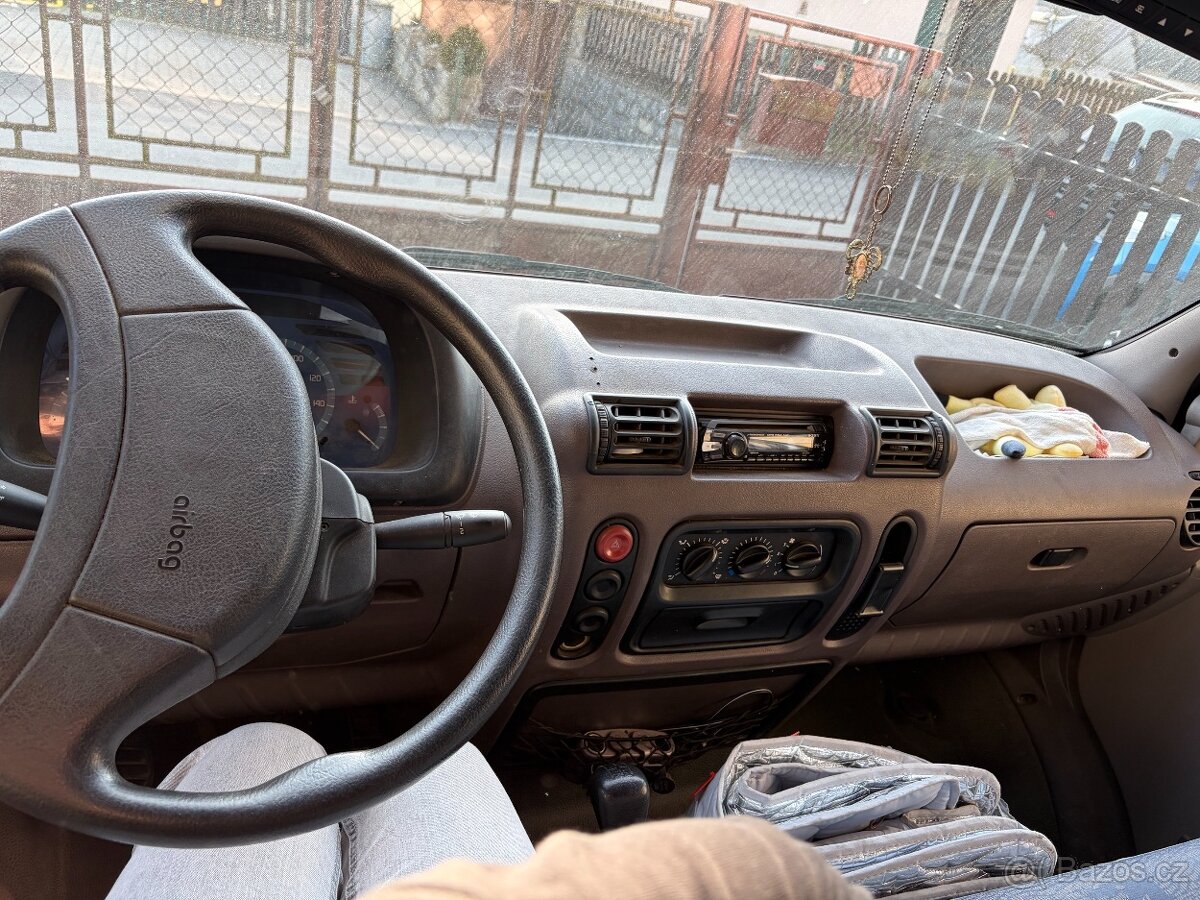 Obytný automobil RENAULT - 6