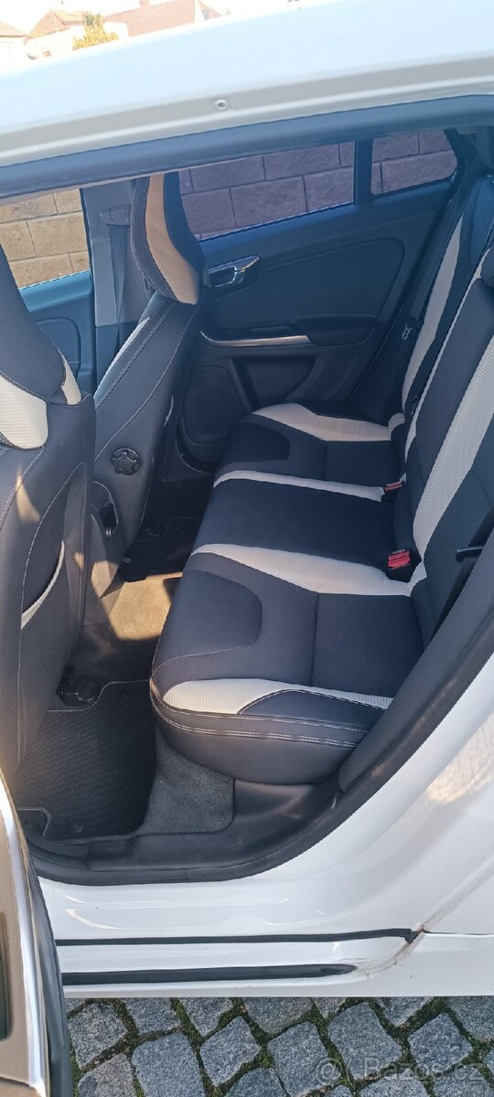 Volvo V60 2.0 diesel D3 120kw, 5 válec, r-design, MANUÁL - 6