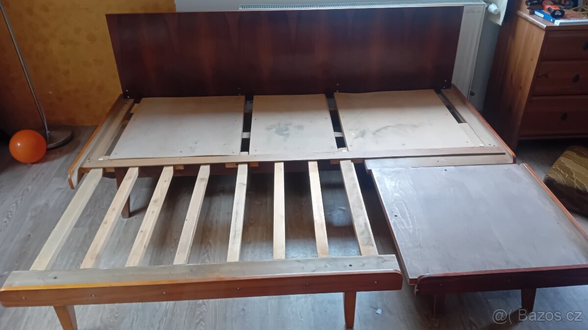 Daruji rozkládací gauč s masivní dřevěnou konstrukcí - 6