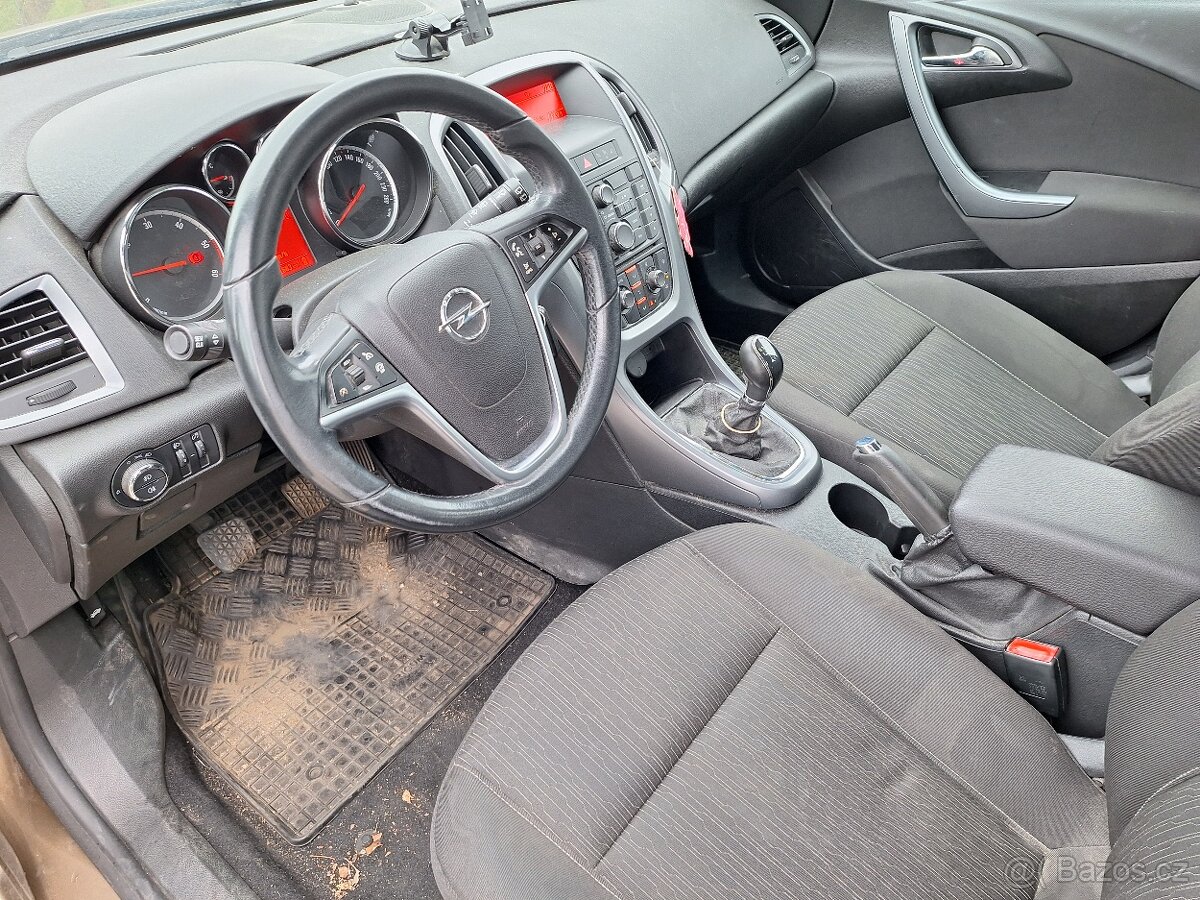 OPEL ASTRA SPORT TOURER 2,0 - 121 KW - 6