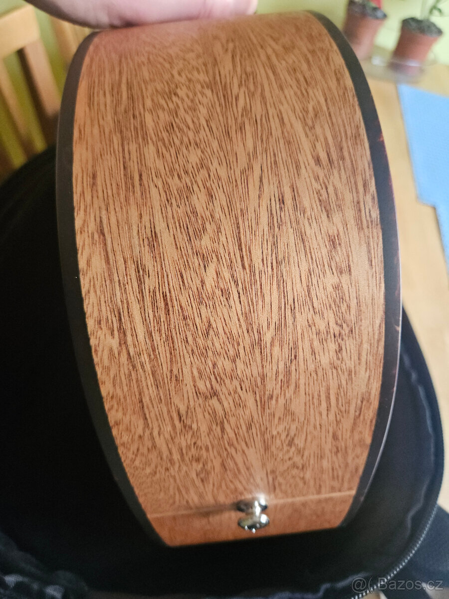 Nová celomasivní cestovní elektroakustická kytara FURCH - 6