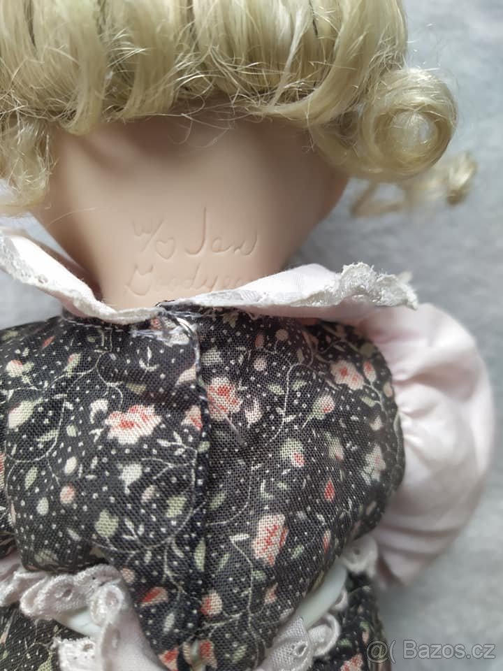 Značená porcelánová panenka s drdolem - 6