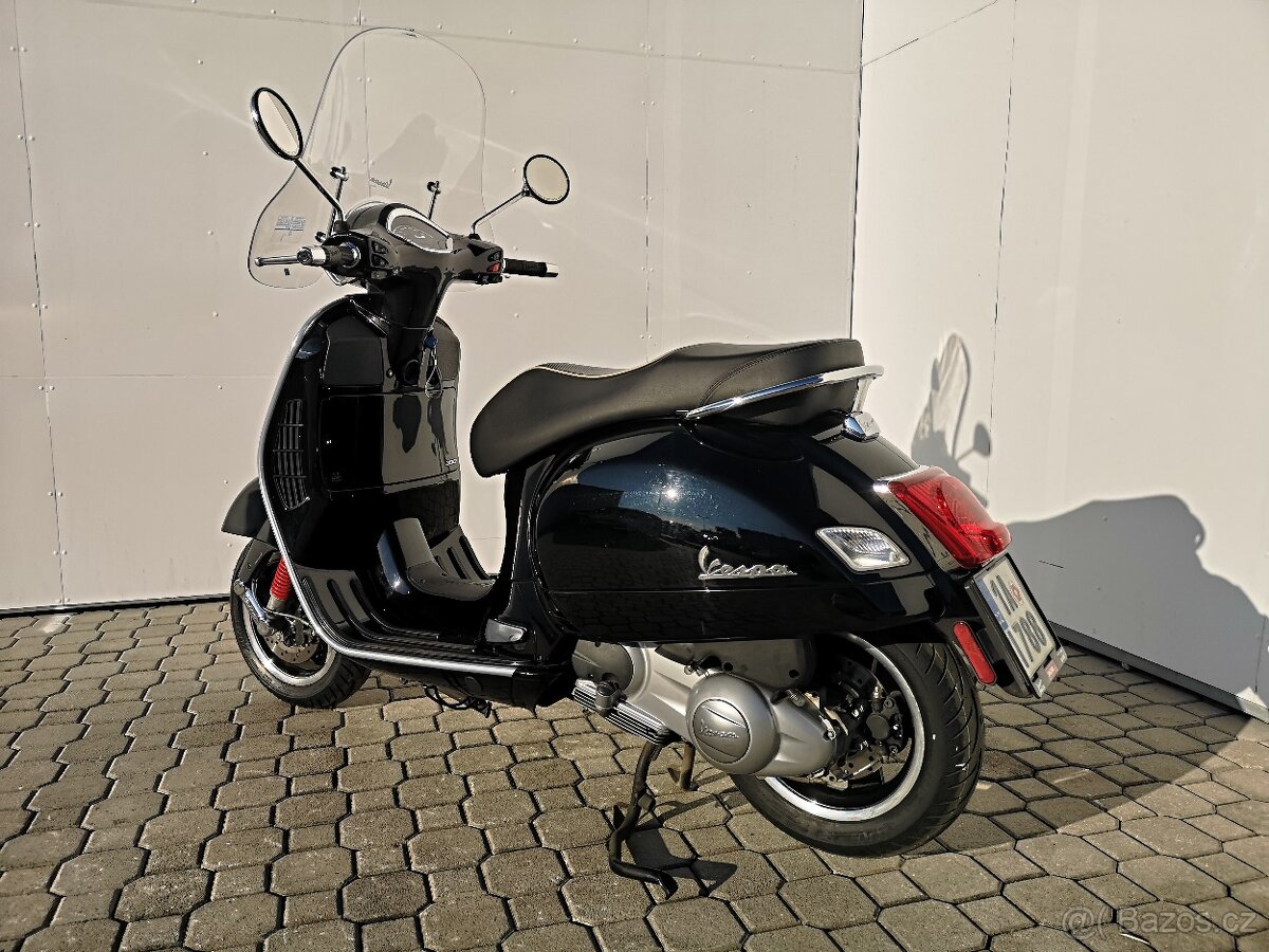 Vespa GTS 300 Super, r.v.2018, nová v ČR , najeto 7.441 km - 6
