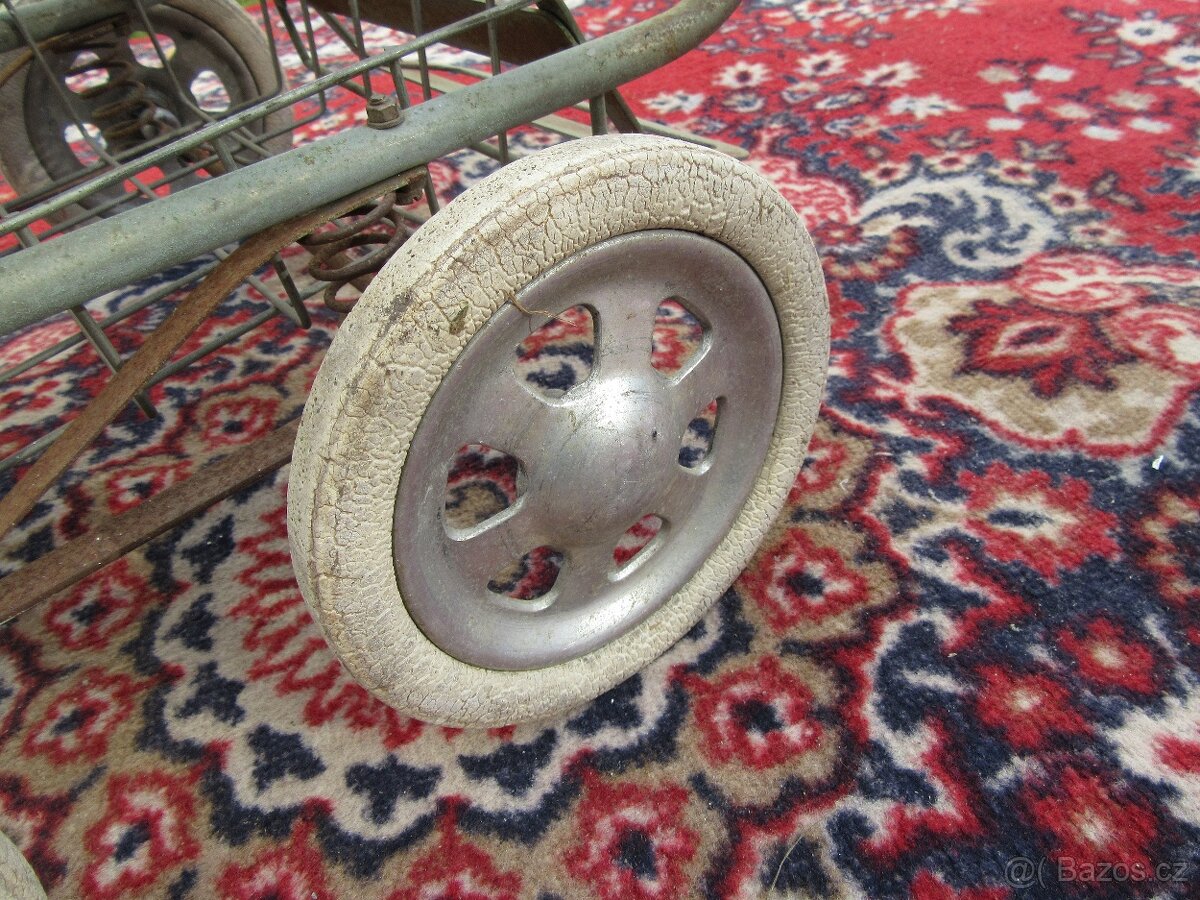 Nabízím historický kočárek pro panenky. Původní stav. Jen c - 6