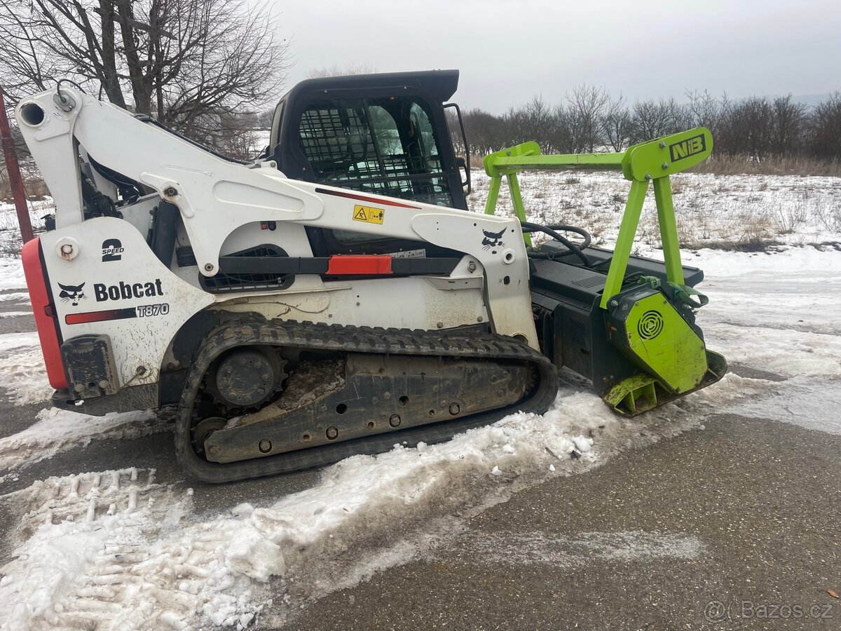Bobcat T870 s lesnou frezou - 6