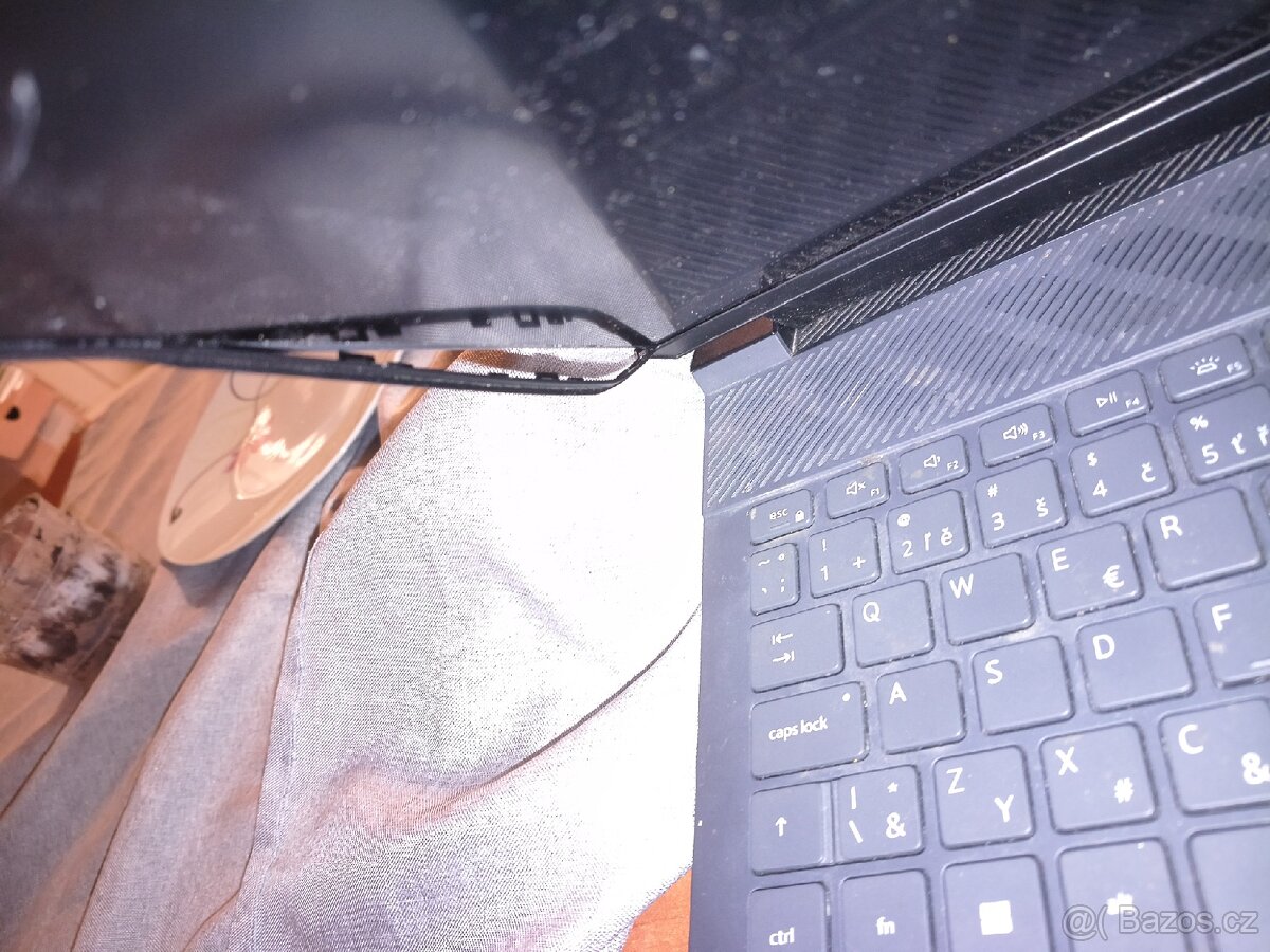 zničený herní dell g15 notebook rtx 3050 - 6