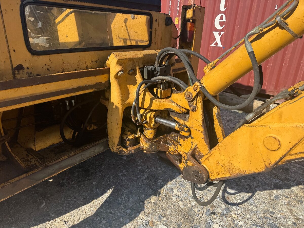 Traktorbagr Ford 555 , klapačka, pohon 4x2 - 6