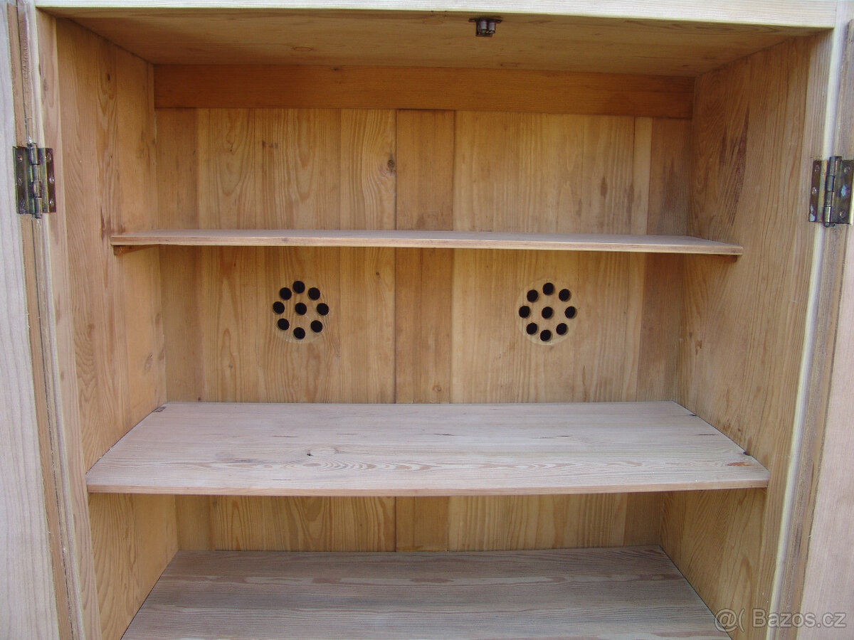 Starožitná skřínka, špajzka - 6