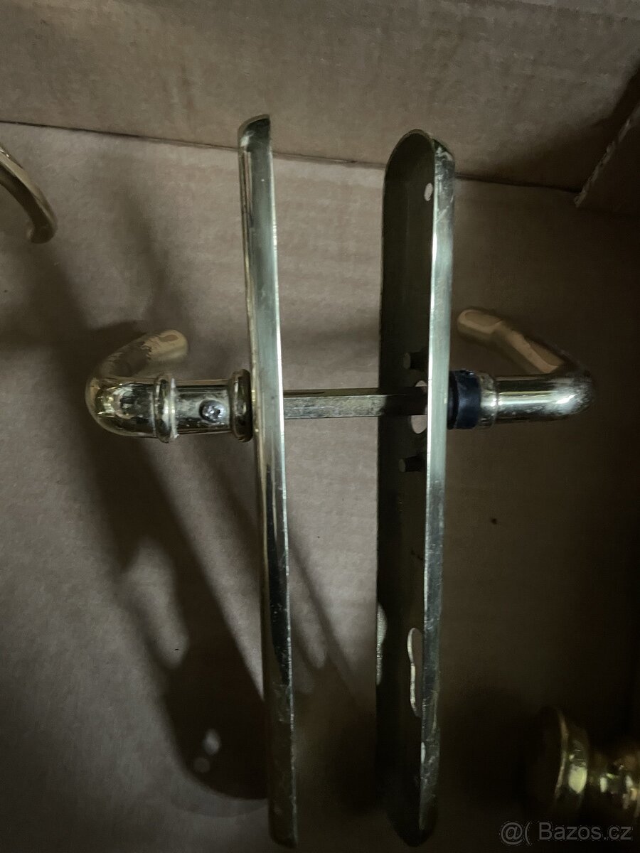 mosazné kliky se štítama - 6