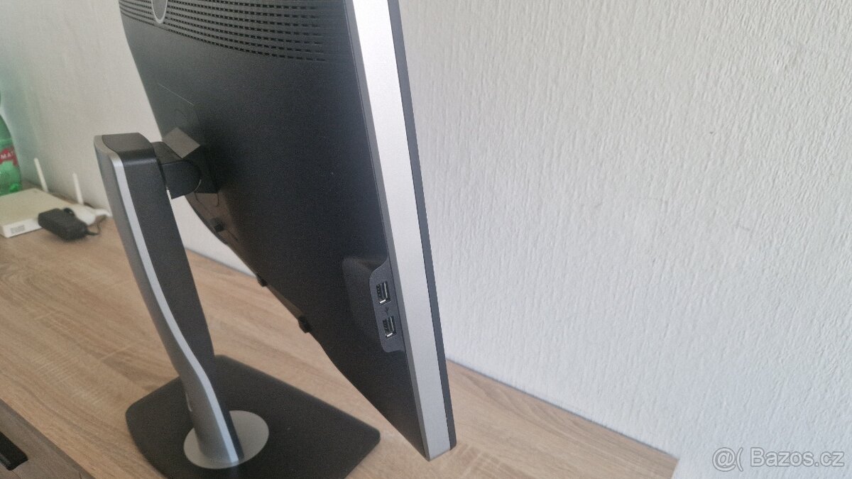 Monitor Dell UltraSharp U2412Mc 24 palců - 6