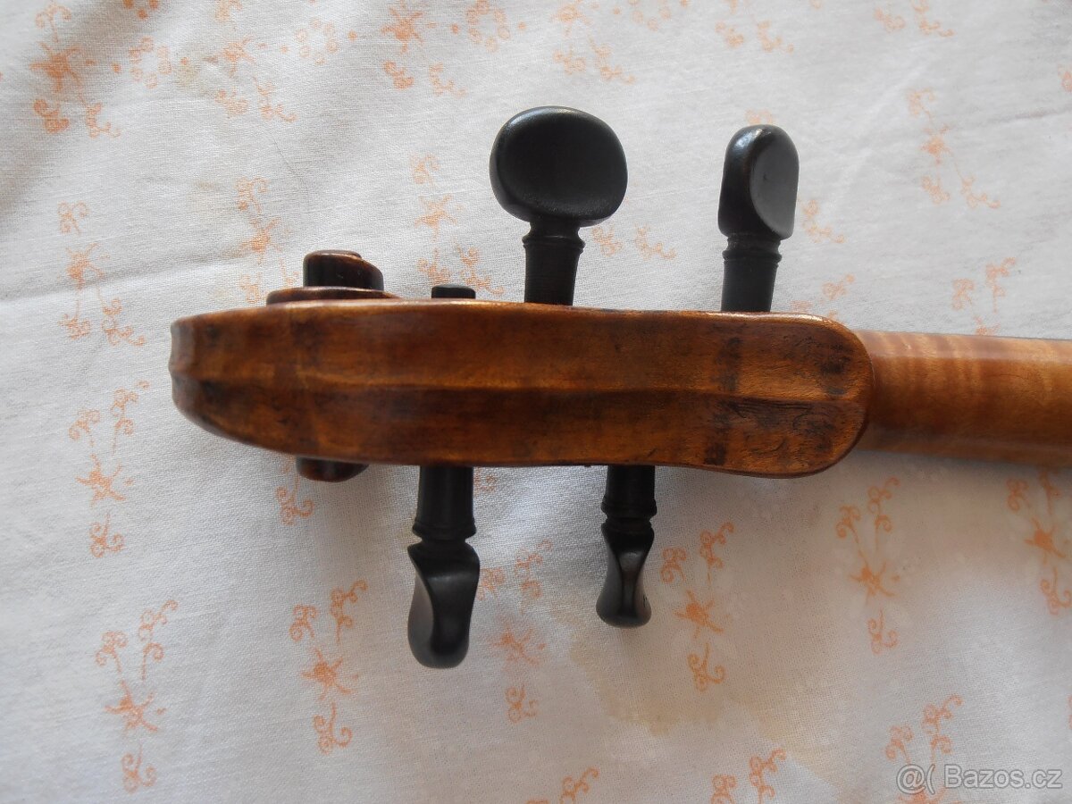 Housle celé JOH. RINT KONIGINHOF Anno 1884 - 6