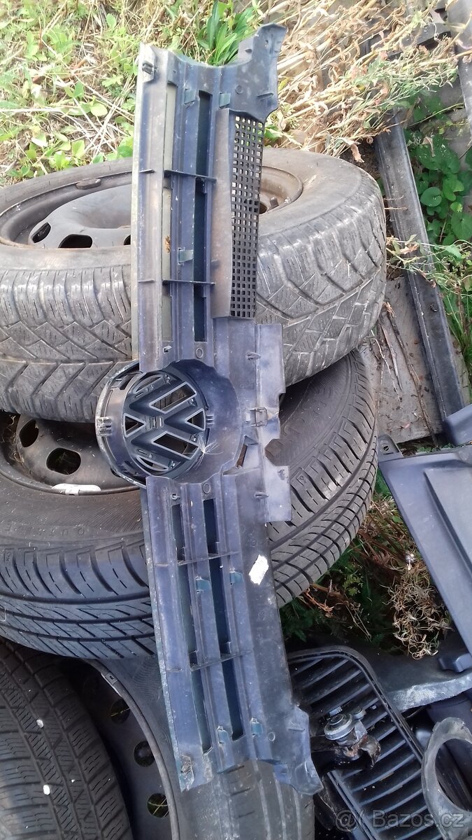 VW Volkswagen Golf 4 přední maska mezi světla - 6