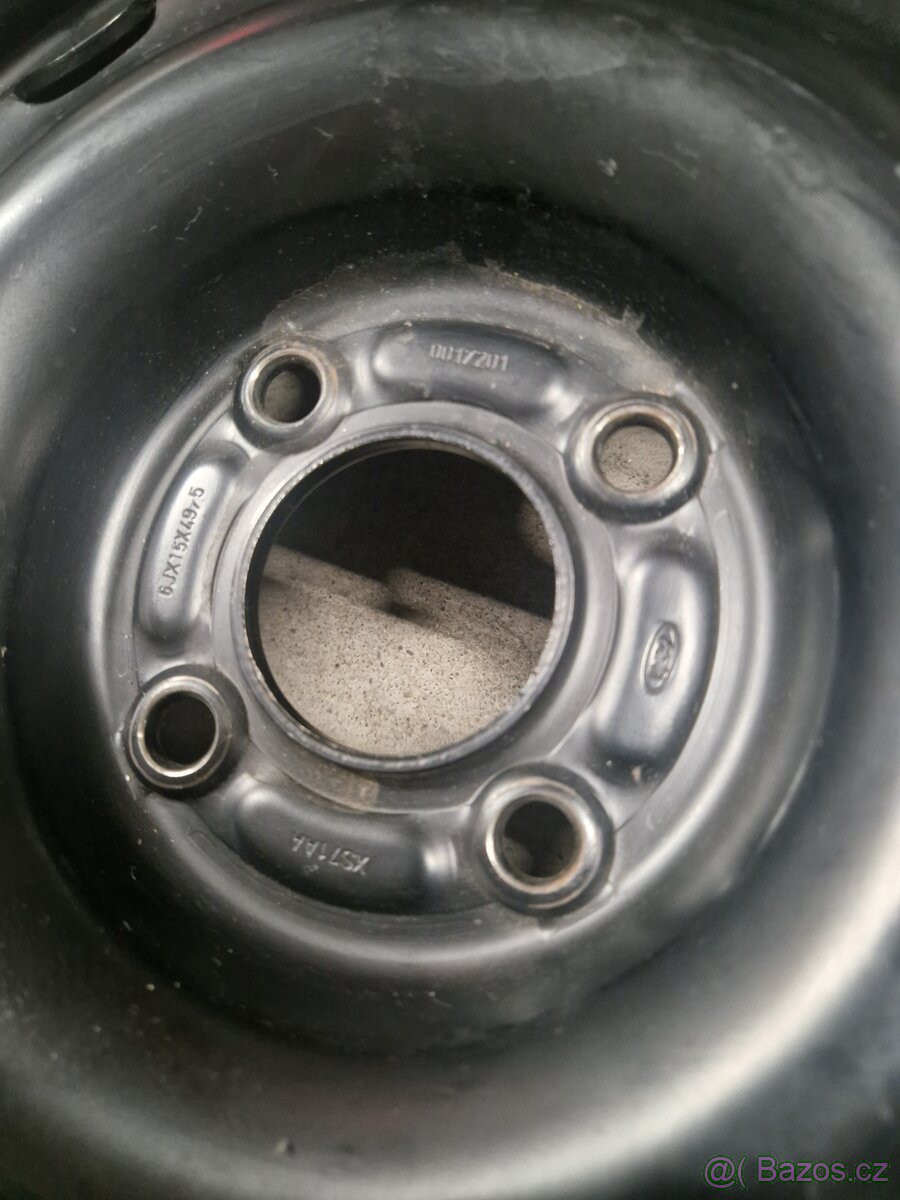 Rezervy Ford - nepoužité - 2x R15 a 1x R14 - 6