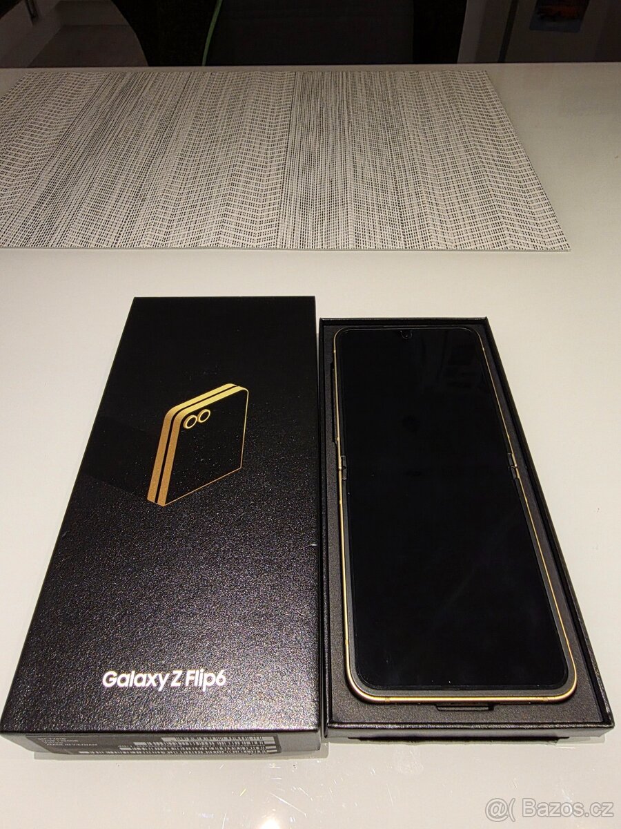 Samsung Z Flip 6 256 GB gold - top - 6