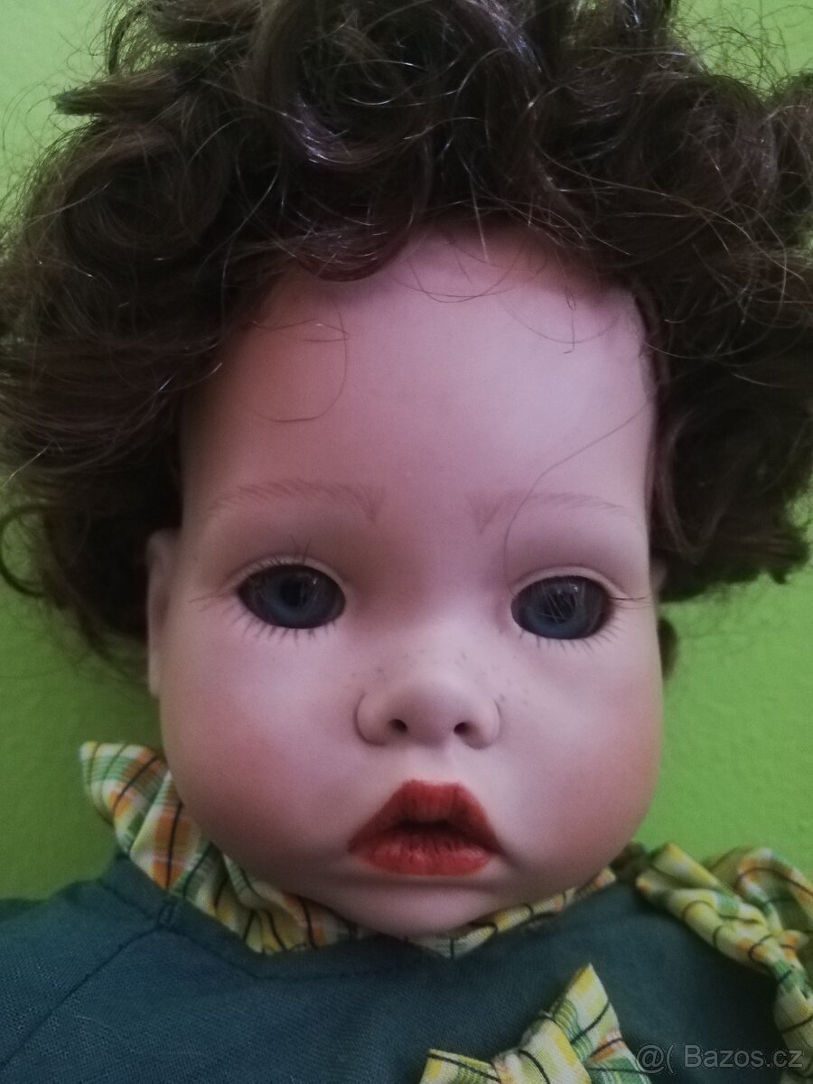 Sedící značená porcelánová panenka - 6