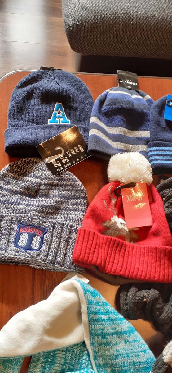 MIX čepic a šálů - 19 kusů - 6