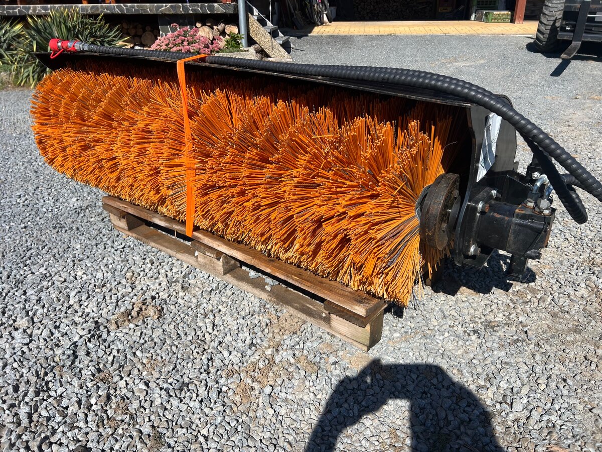 Štětkový zametač noví na smykový nakladač - 6