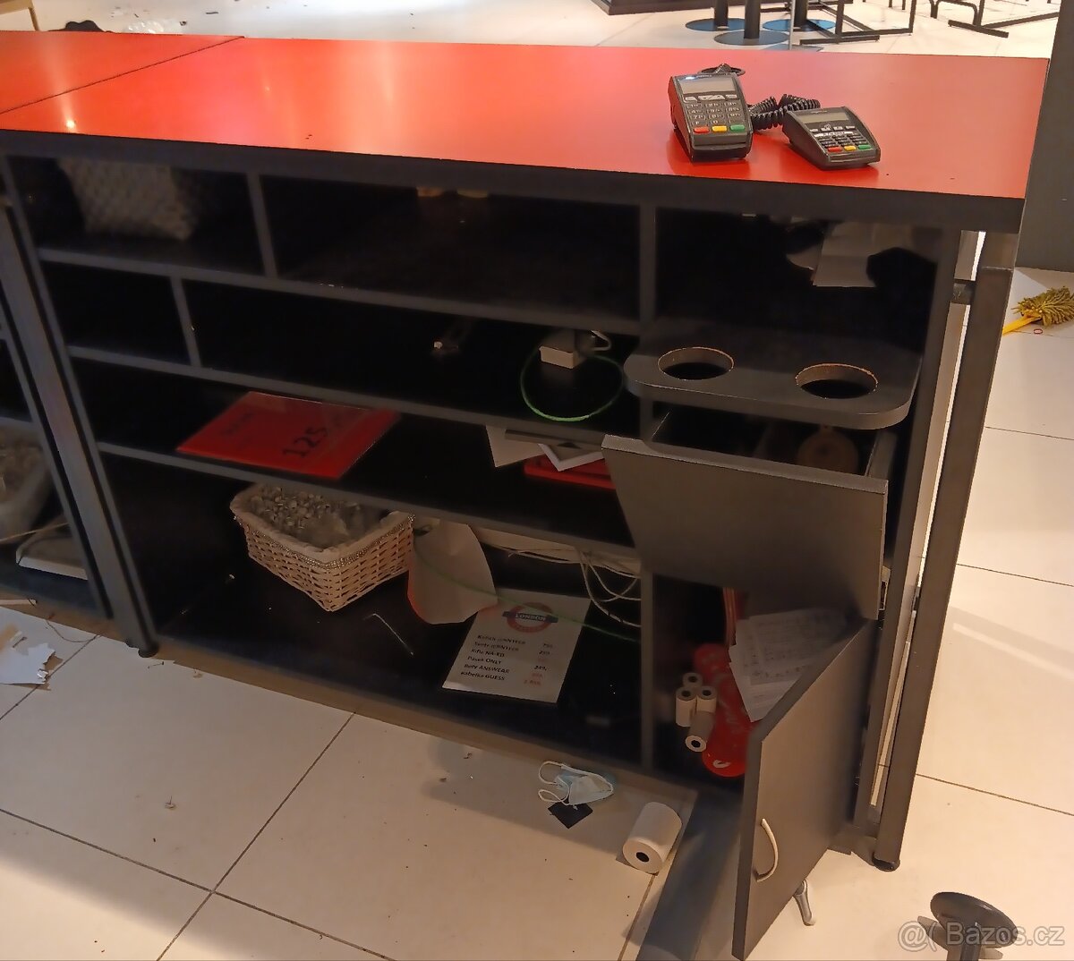 Velký industriální prodejní pult nebo bar. - 6