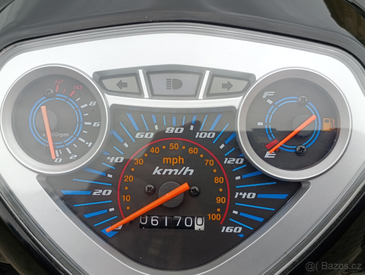 Prodej skútrů s doklady a malým nájezdem kilometrů - 6