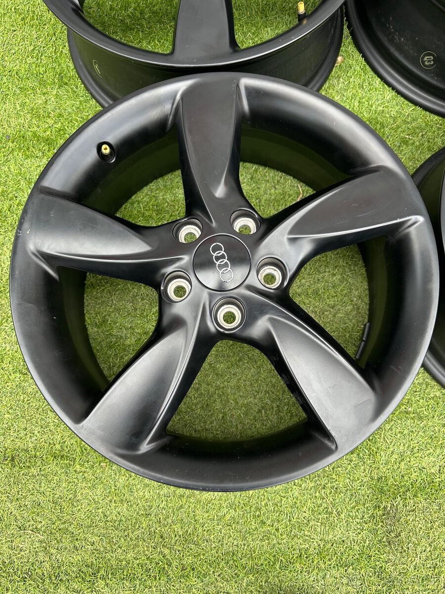 AUDI A3 - NOVÁ ORIGINÁLNÍ SADA DISKů 17 - 6